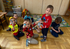 Dzieci bawią się narzędziami