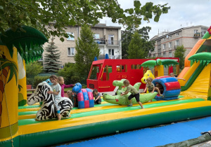 Dzieci skaczą na "dmuchańcach"