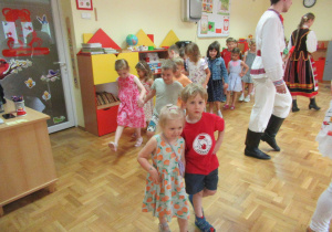 Dzieci tańczą.