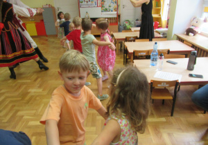 Przedszkolaki tańczą w parach.