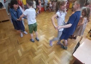 Dzieci tańczą podczas koncertu muzycznego