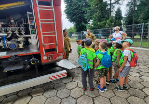 Dzieci podczas wycieczki do Straży Pożarnej