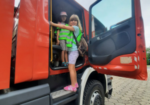 Dziewczynki podczas wycieczki do Straży Pożarnej