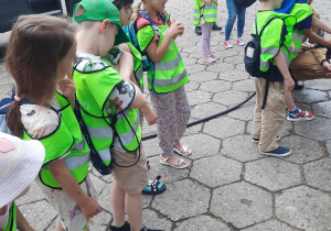 Dzieci podczas wycieczki do Straży Pożarnej