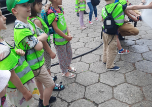 Dzieci podczas wycieczki do Straży Pożarnej