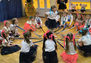 Zakończenie roku- dzieci podczas śpiewania piosenek i tańca