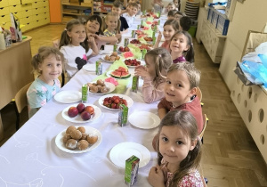Dzieci podczas posiłku przed uroczystym zakończeniem przedszkola