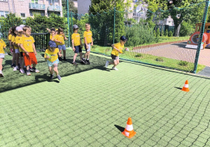 Zabawy ruchowe na boisku przedszkolnym