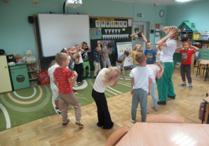 Dzieci podczas zajęć Roar Dance.