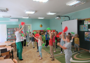 Dzieci tańczą z pomponami podczas zajęć Roar Dance.