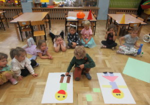 Chłopiec układa chłopca z figur geometrycznych.