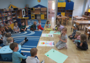 Dzieci podczas zajęć wspólnie wykonują prace plastyczne.