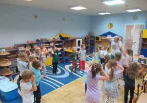 Dzieci stoją w kole podczas zajęć Roar Dance.
