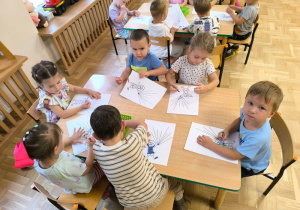 Dzieci kolorują