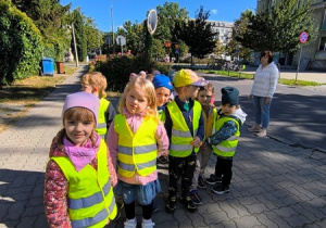Dzieci stoją na chodniku