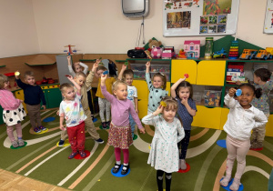 Dzieci trzymają kolorowe kropki