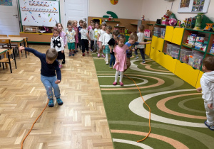 Dzieci przeskakują przez liny