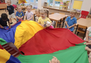 Dzieci podczas zabawy z chustą animacyjną