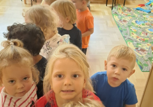 Dzieci w ,,pociągu" przed wyjściem do szatni