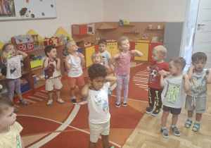 Przedszkolaki podczas zabaw ruchowych