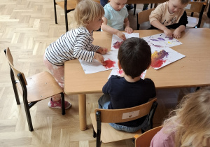 Dzieci w trakcie aktywności plastycznej