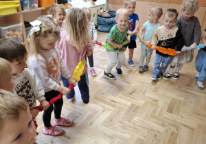 Dzieci na zajęciach rytmicznych