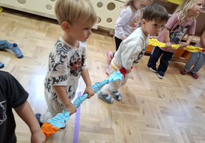 Dzieci w czasie zajęć rytmicznych