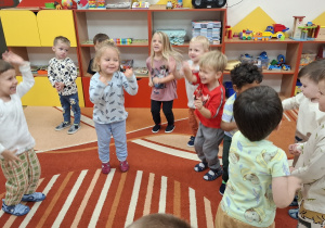 Dzieci w trakcie zajęć ruchowych
