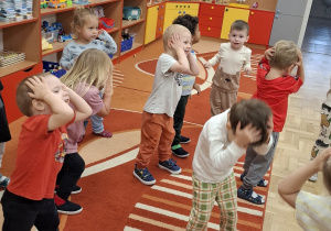 Przedszkolaki w trakcie zajęć Roar Dance