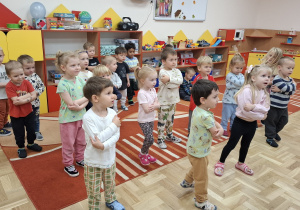 Dzieci w trakcie zabaw tanecznych