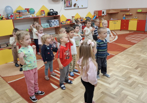 Przedszkolaki podczas aktywności ruchowej
