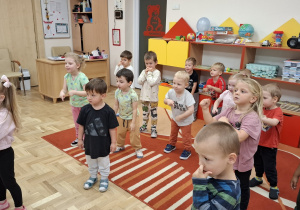 Dzieci w trakcie tańca