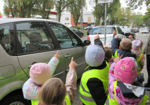 Dzieci wskazują znak drogowy podczas spaceru.