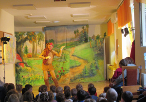 Dzieci oglądają przedstawienie teatralne.