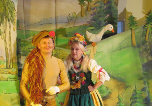 Aktorzy wystawiają sztukę "Przygody lisa i gąski Dorotki".