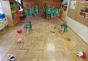 Dzieci ćwiczą podczas zajęć gimnasycznych.