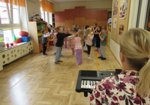 Dzieci tańczą w parach podczas rytmiki.