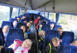 Dzieci siedzą w autokarze.