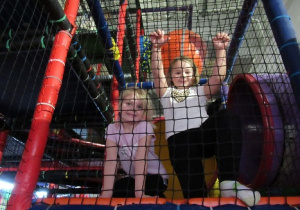 Dziewczynki pozują do zdjęcia podczas pobytu w sali zabaw.