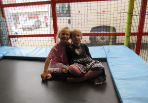 Dziewczynki podczas zabaw w sali zabaw.