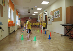Dzieci ćwiczą podczas zajęć ogólnorozwojowych z elementami teakwondo.