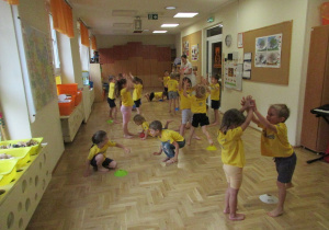 Dzieci ćwiczą w parach podczas zajęć z elementami teakwondo.