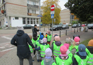 Dzieci z paniami podczas spaceru.