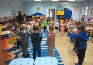 Dzieci stoją w kole podczas języka angielskiego.