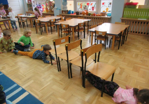 Dziewczynka i chłopiec czołgają się po podłodze.