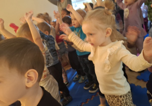 Dzieci podczas teatrzyku