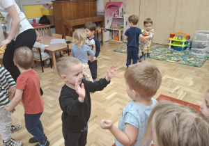 Dzieci podczas aktywności muzyczno- ruchowej