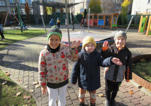 Chłopcy pozują do zdjęcia podczas pobytu w ogródku przedszkolnym.