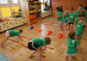 Dzieci pokonują tor przeszkód.