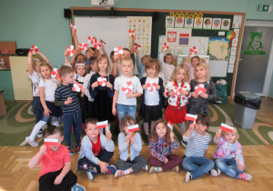 Dzieci pozują do zdjęcia trzymająć w ręku kotyliony.